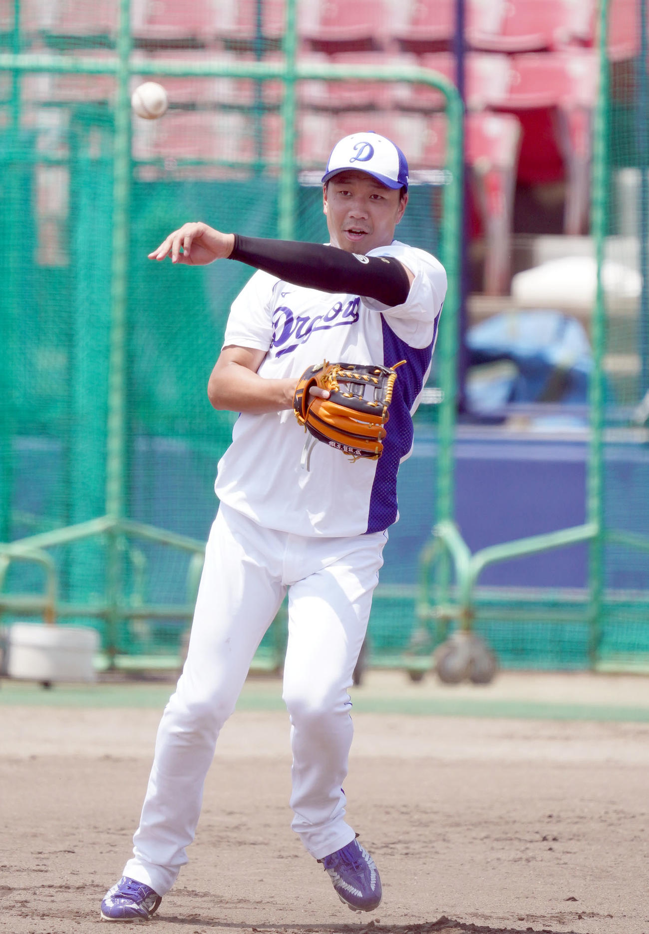 プロ野球・中日練習　ノックを受け送球する大野雄大（撮影・森本幸一）