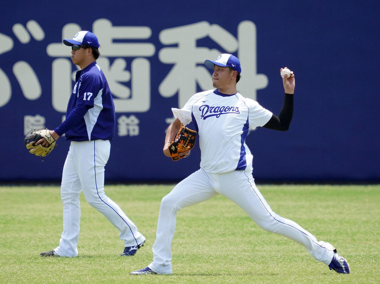 プロ野球・中日練習　キャッチボールをする柳裕也（奥）と大野雄大（手前）（撮影・森本幸一）