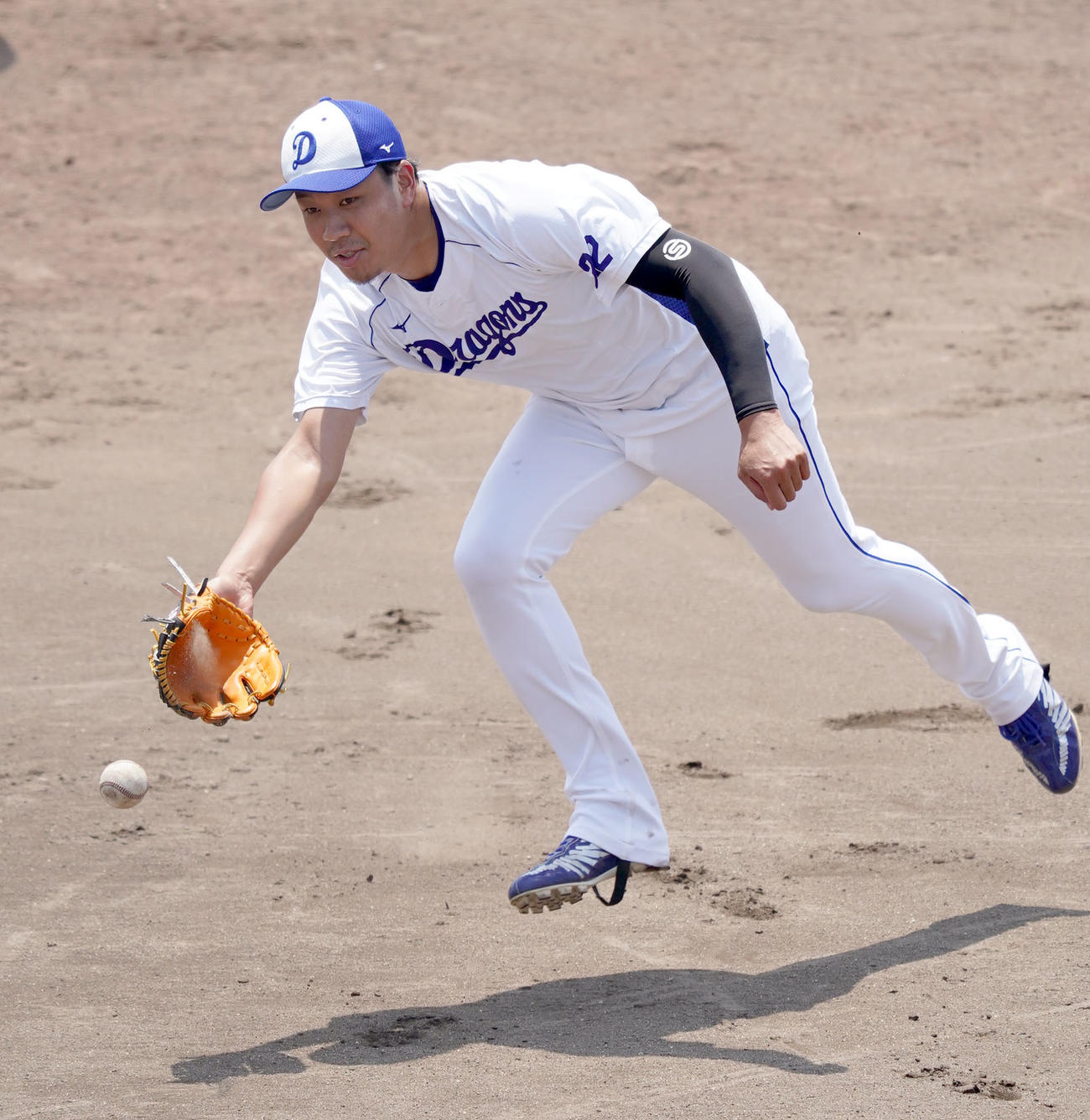 プロ野球・中日練習　ノックを受けグラブトスをする大野雄大（撮影・森本幸一）