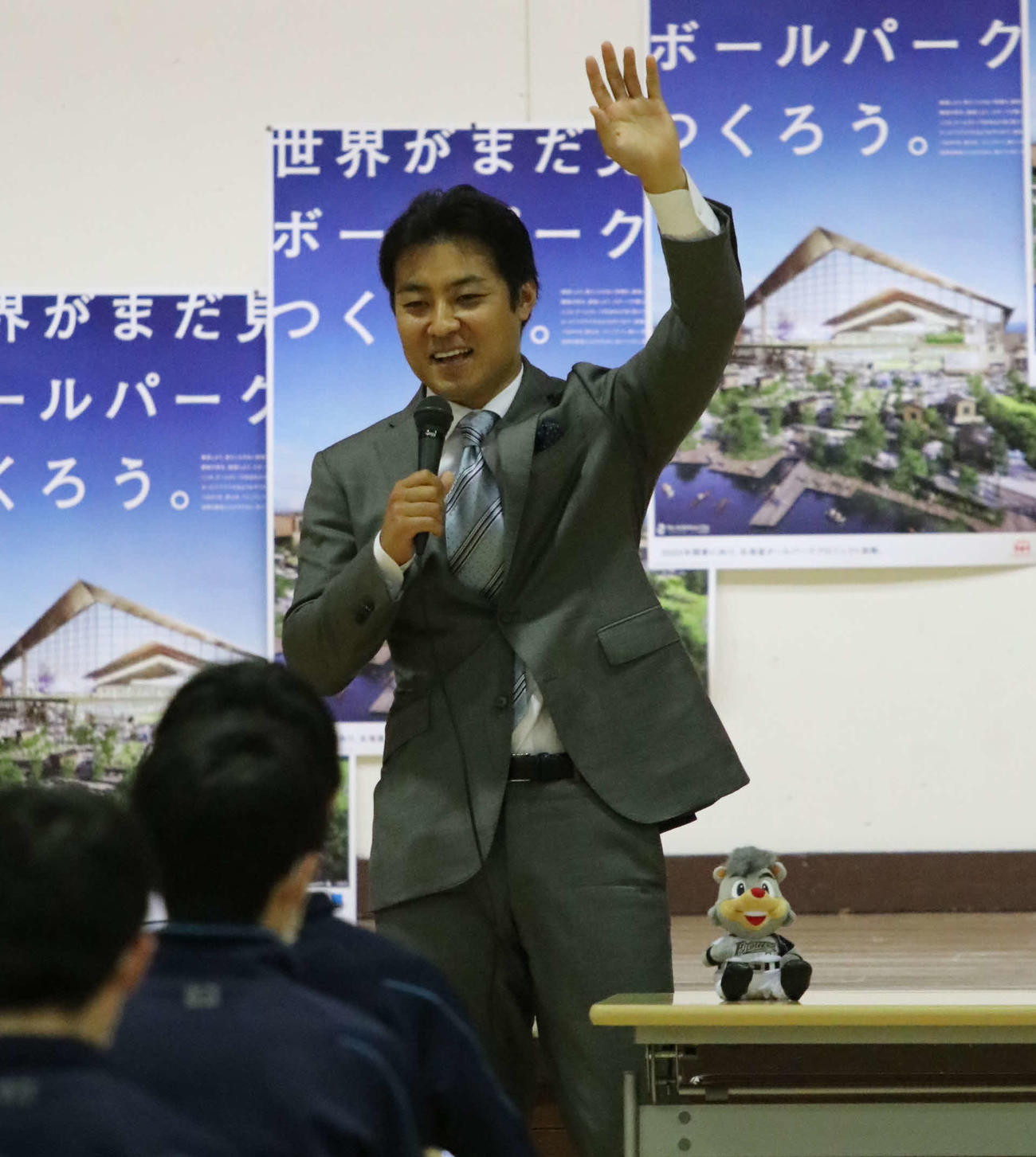 北広島市内の中学校を訪問し、キャリア教育授業を行った日本ハム田中賢介スペシャルアドバイザー（撮影・山崎純一）