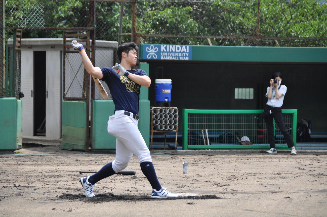 ロングティーを行う近大・佐藤（撮影・石橋隆雄）