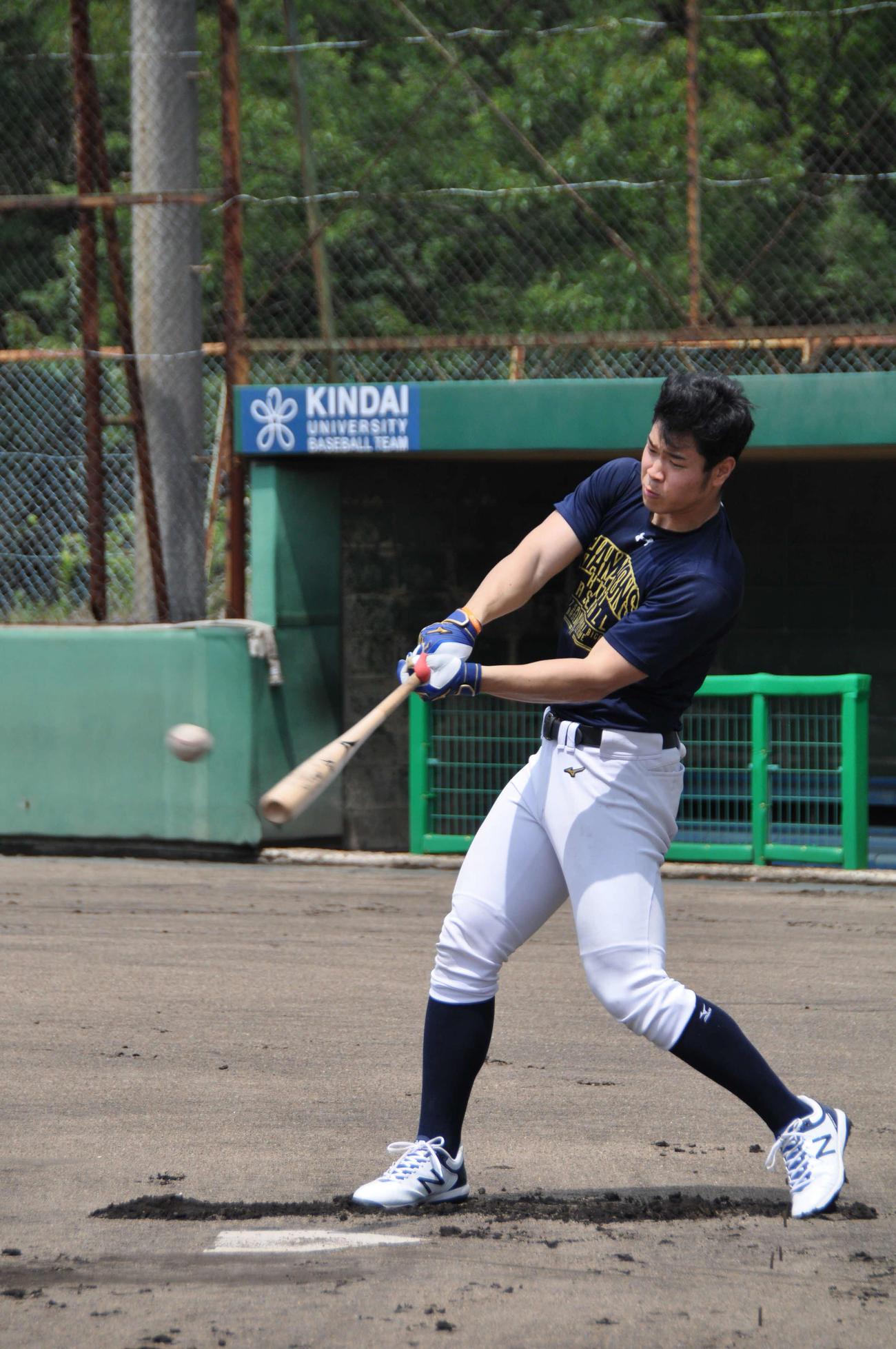 ロングティーを行う近大・佐藤（撮影・石橋隆雄）