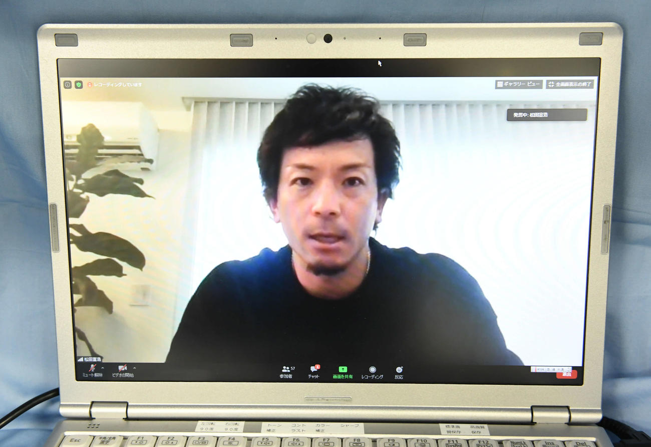 リモート会見で質問に答えるプロ野球選手会松田理事長（撮影・山崎安昭）
