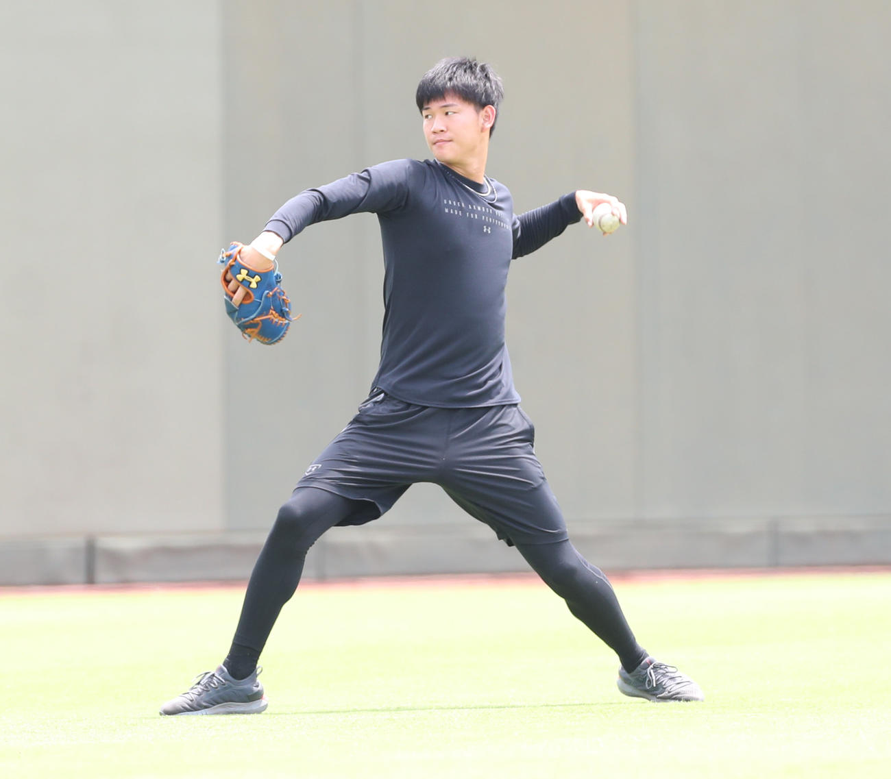 トレーニングする及川