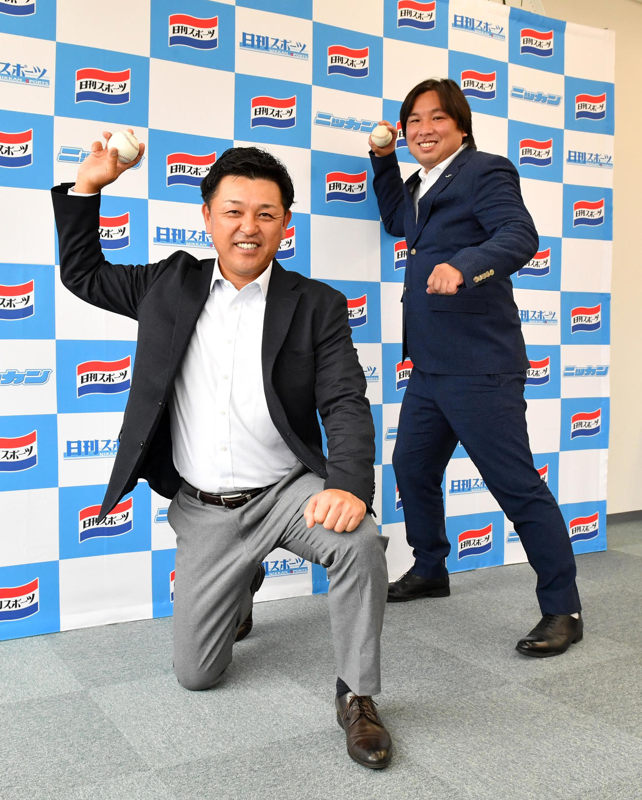 プロ野球開幕対談で、ポーズを決める谷繁元信氏（手前）と里崎智也氏（撮影・柴田隆二）