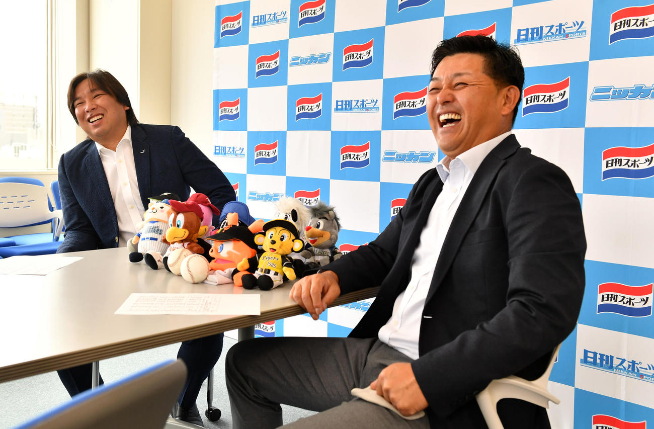 プロ野球開幕対談する里崎智也氏（左）と谷繁元信氏（撮影・柴田隆二）