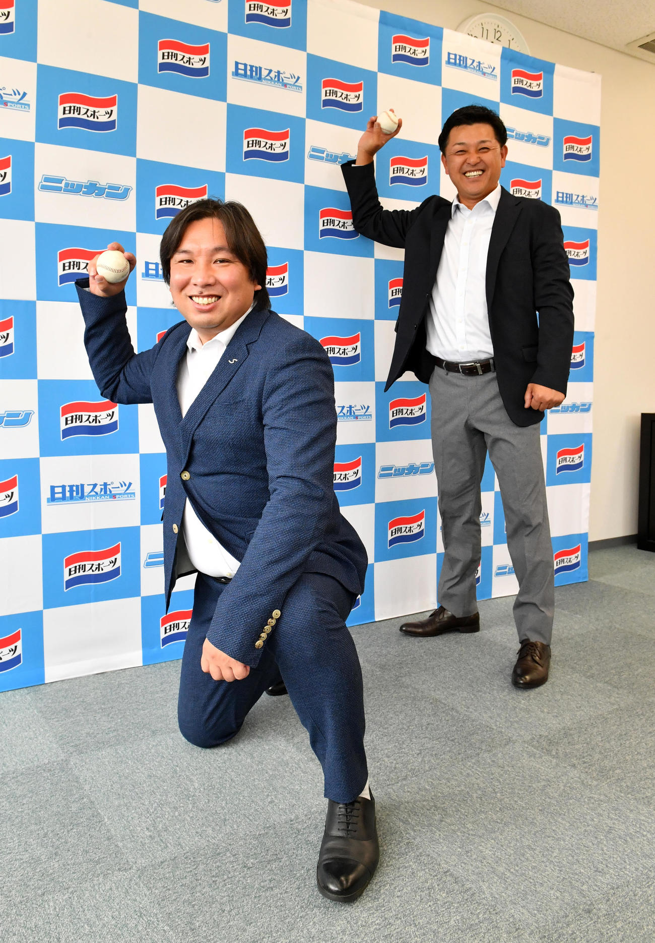 プロ野球開幕対談で、ポーズを決める里崎智也氏（手前）と谷繁元信氏（撮影・柴田隆二）