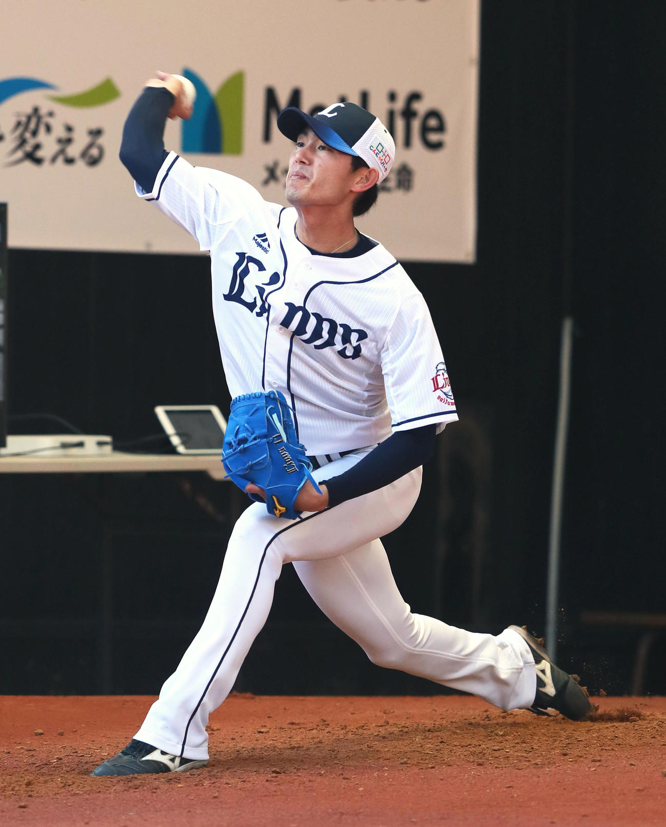 ブルペン投球する西武今井（20年2月1日撮影）