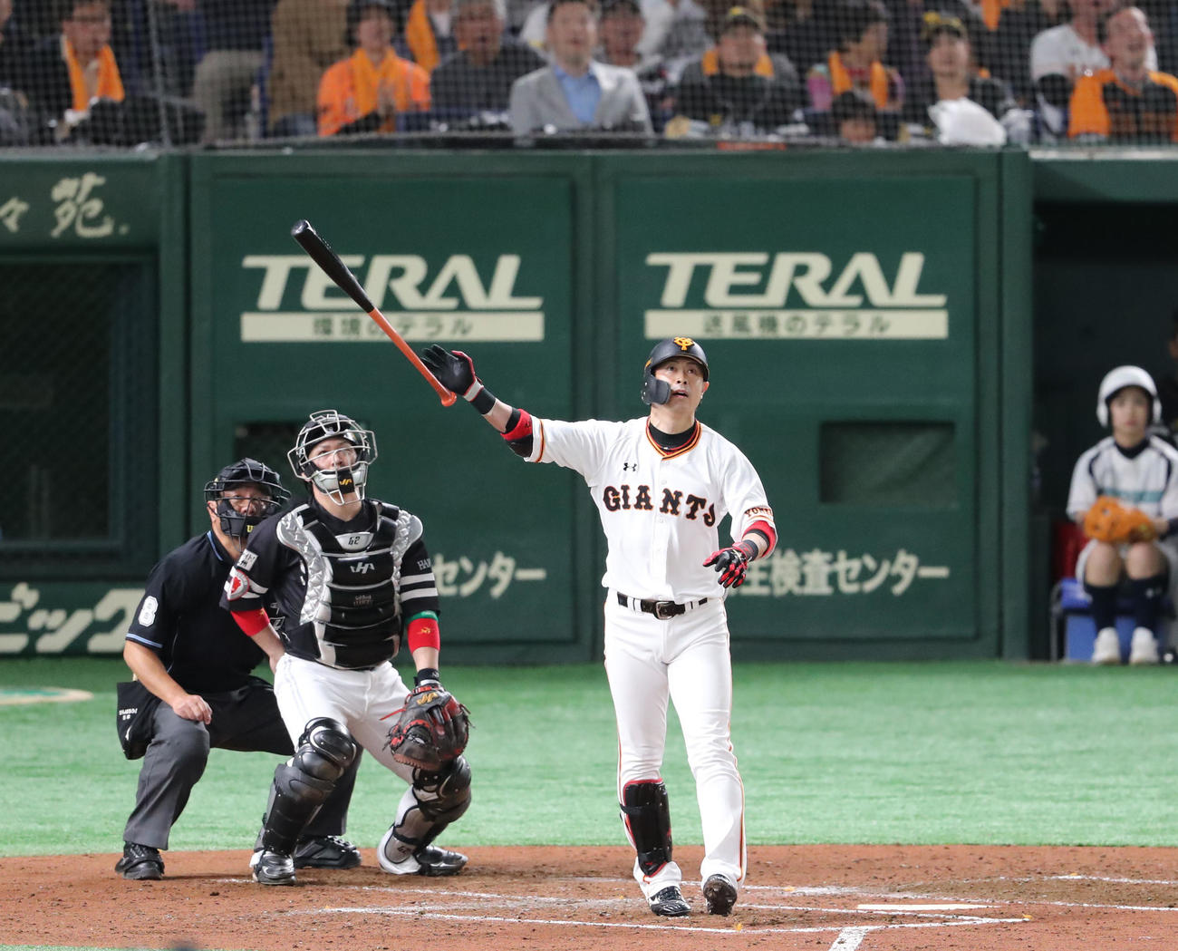 巨人対ソフトバンク　3回裏巨人無死、2打席連続となる右越え本塁打を放つ亀井（19年10月22日撮影）