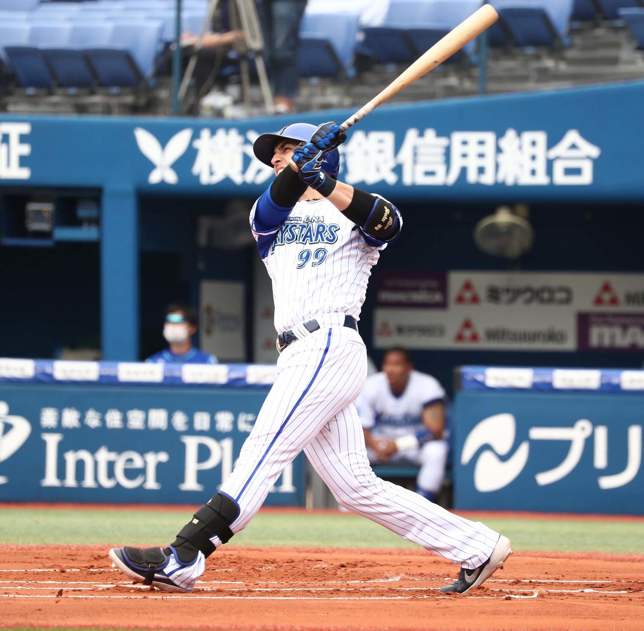DeNA対日本ハム　1回表DeNA無死一塁、左越え2点本塁打を放つソト（20年6月6日撮影）