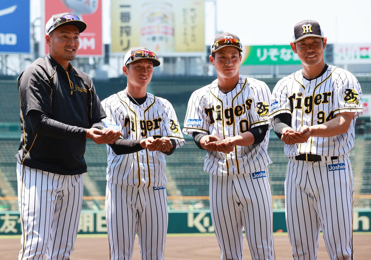 練習開始を前に土を集める阪神の選手たち、左から秋山拓巳、近本光司、木浪聖也、原口文仁（撮影・清水貴仁）