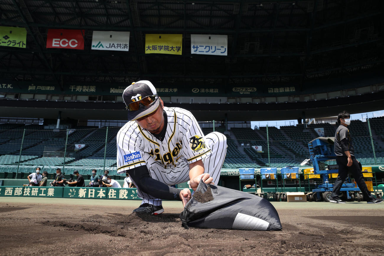 甲子園の土を集める藤川球児（球団提供）