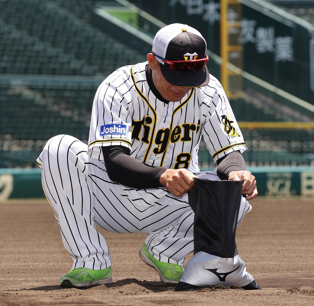練習開始を前に土を集める福留孝介