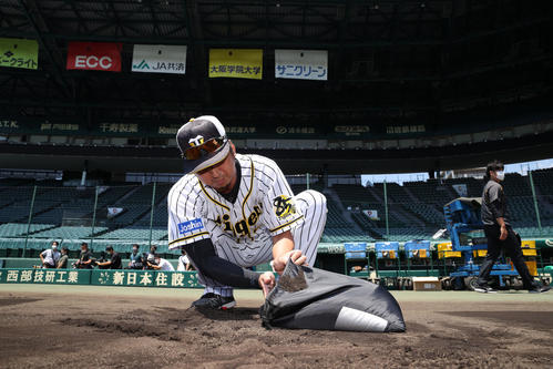 甲子園の土を集める藤川球児（球団提供）