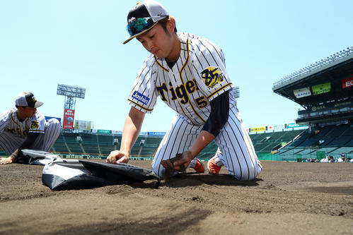 甲子園の土を集める飯田優也（球団提供）