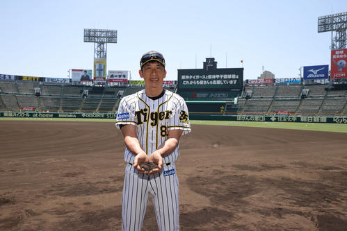 甲子園の土を集めた矢野燿大監督（球団提供）
