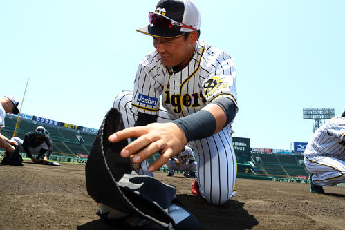 甲子園の土を集めるナインと首脳陣（球団提供）