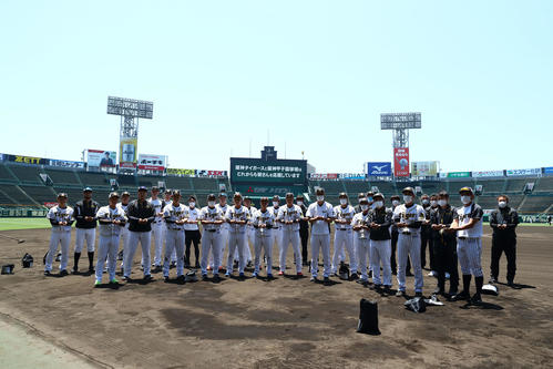甲子園の土を集めるナインと首脳陣（球団提供）