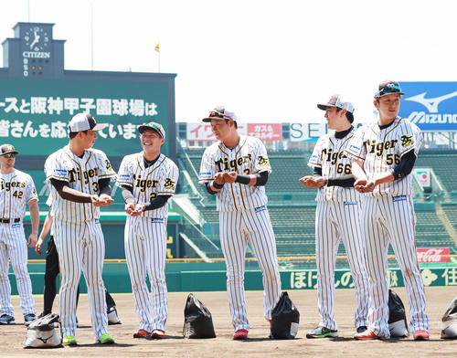 練習開始を前に土を集める阪神の選手たち、左から谷川昌希、北條史也、大山悠輔、小川一平、飯田優也（撮影・清水貴仁）