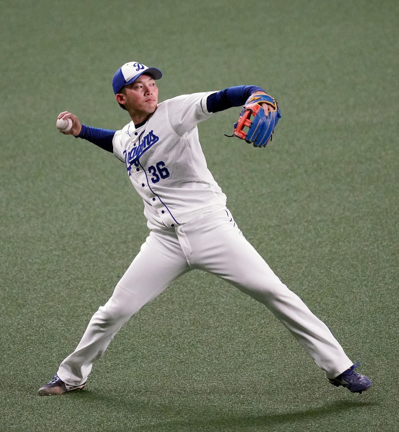 キャッチボールをする中日岡野祐一郎（撮影・森本幸一）
