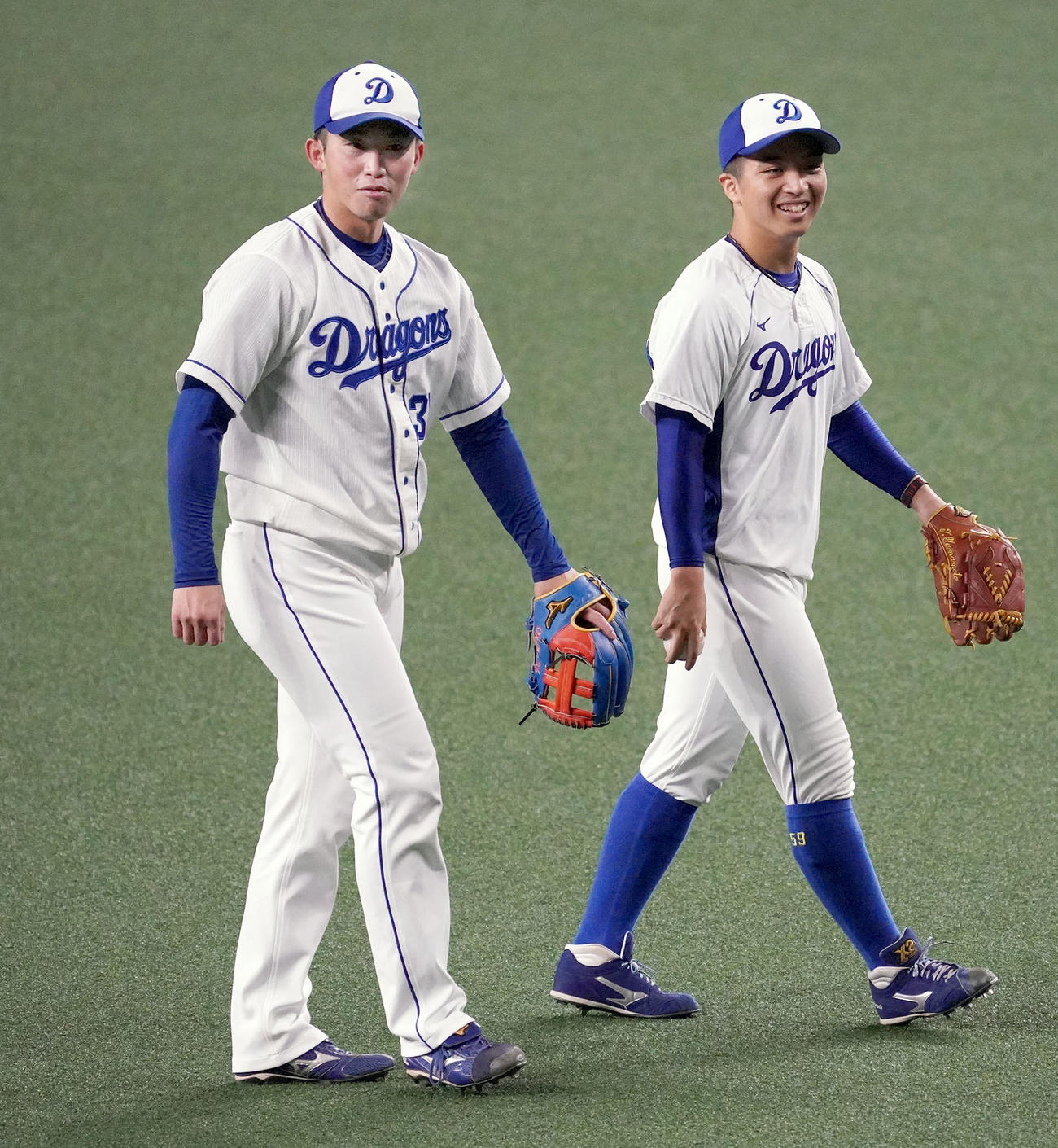 明るい表情を見せる中日岡野祐一郎（左）と山本拓実（撮影・森本幸一）