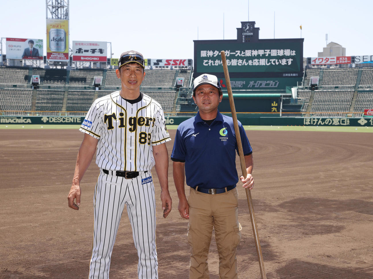 阪神球団提供　甲子園の土を集めた矢野燿大監督（左）と阪神園芸の金沢健児さん（球団提供）