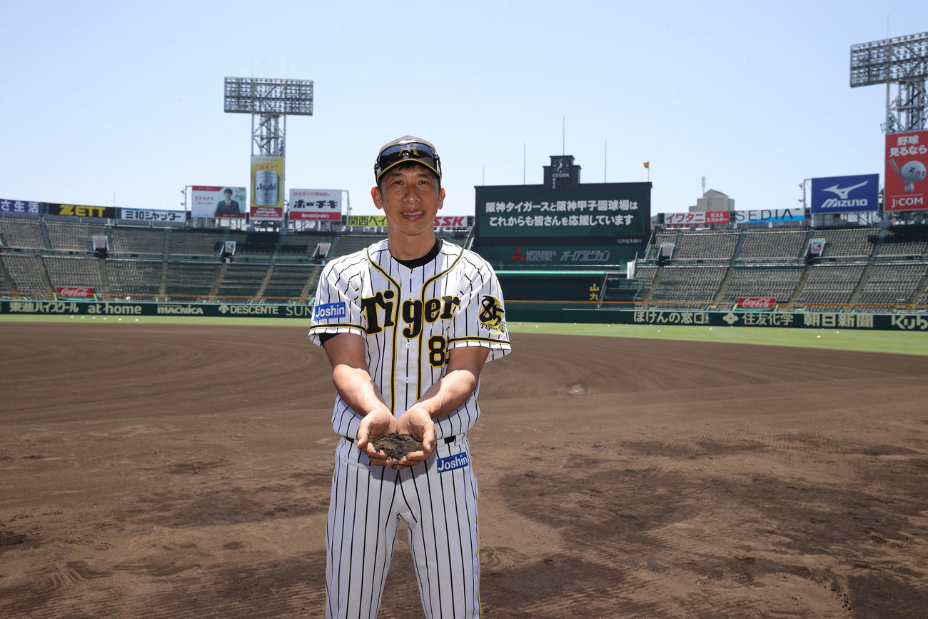 甲子園の土を集めた矢野燿大監督（球団提供）