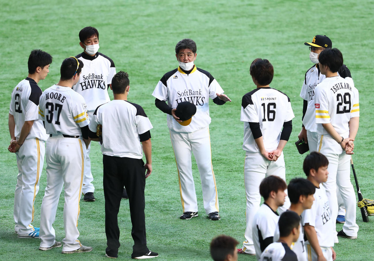 練習前、先発投手陣に話をする工藤監督（撮影・梅根麻紀）