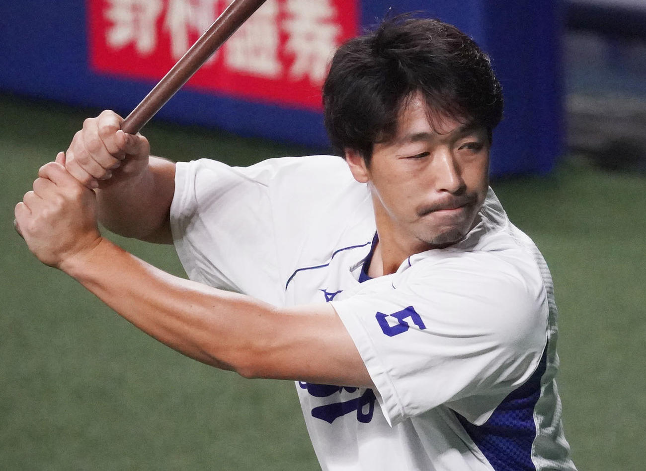 打撃練習をする阿部（撮影・森本幸一）