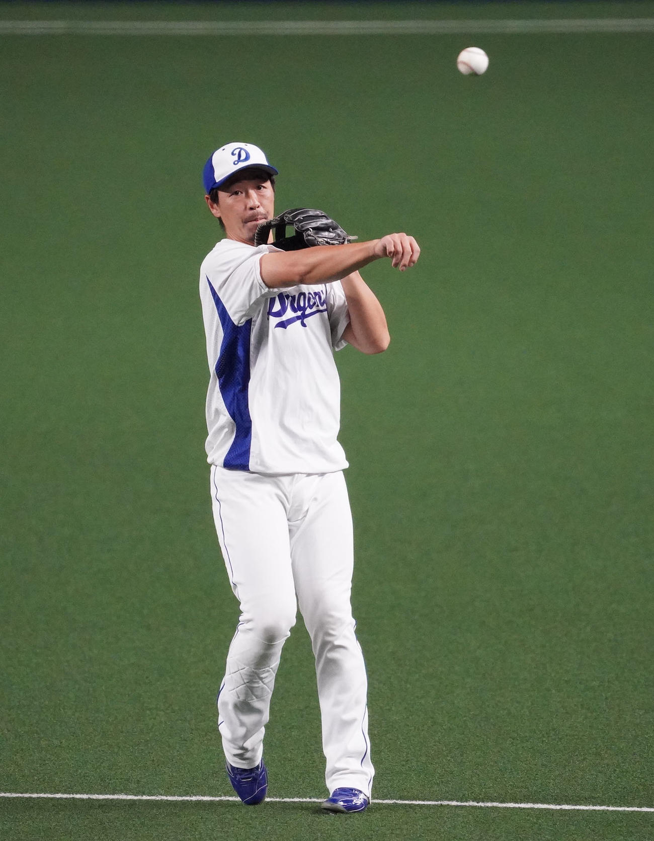 ノックを受ける阿部（撮影・森本幸一）
