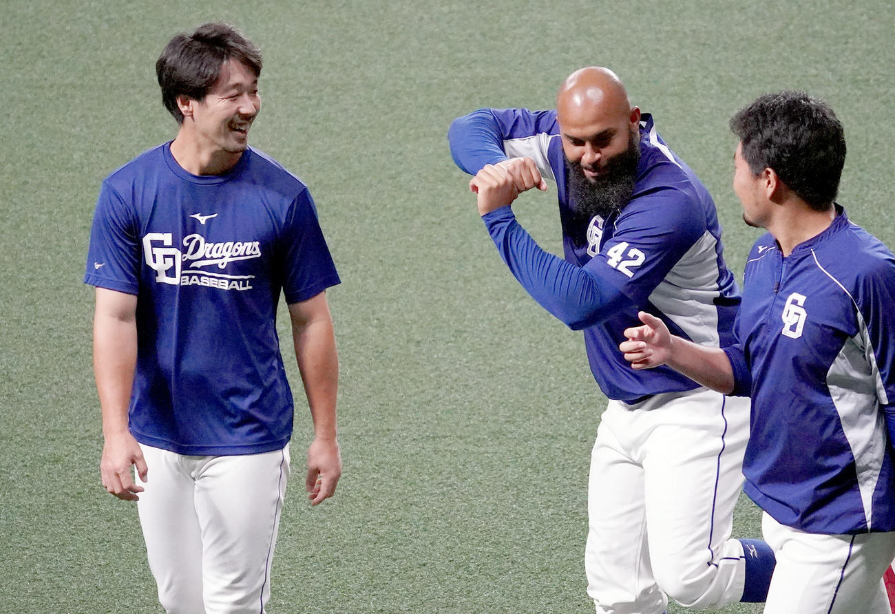 木下拓（右）アルモンテ（右から2人目）と談笑する阿部（撮影・森本幸一）