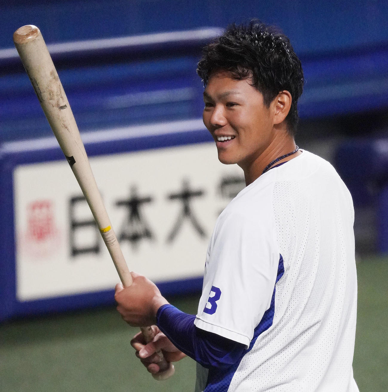 明るい表情で打撃練習をする高橋周平（撮影・森本幸一）
