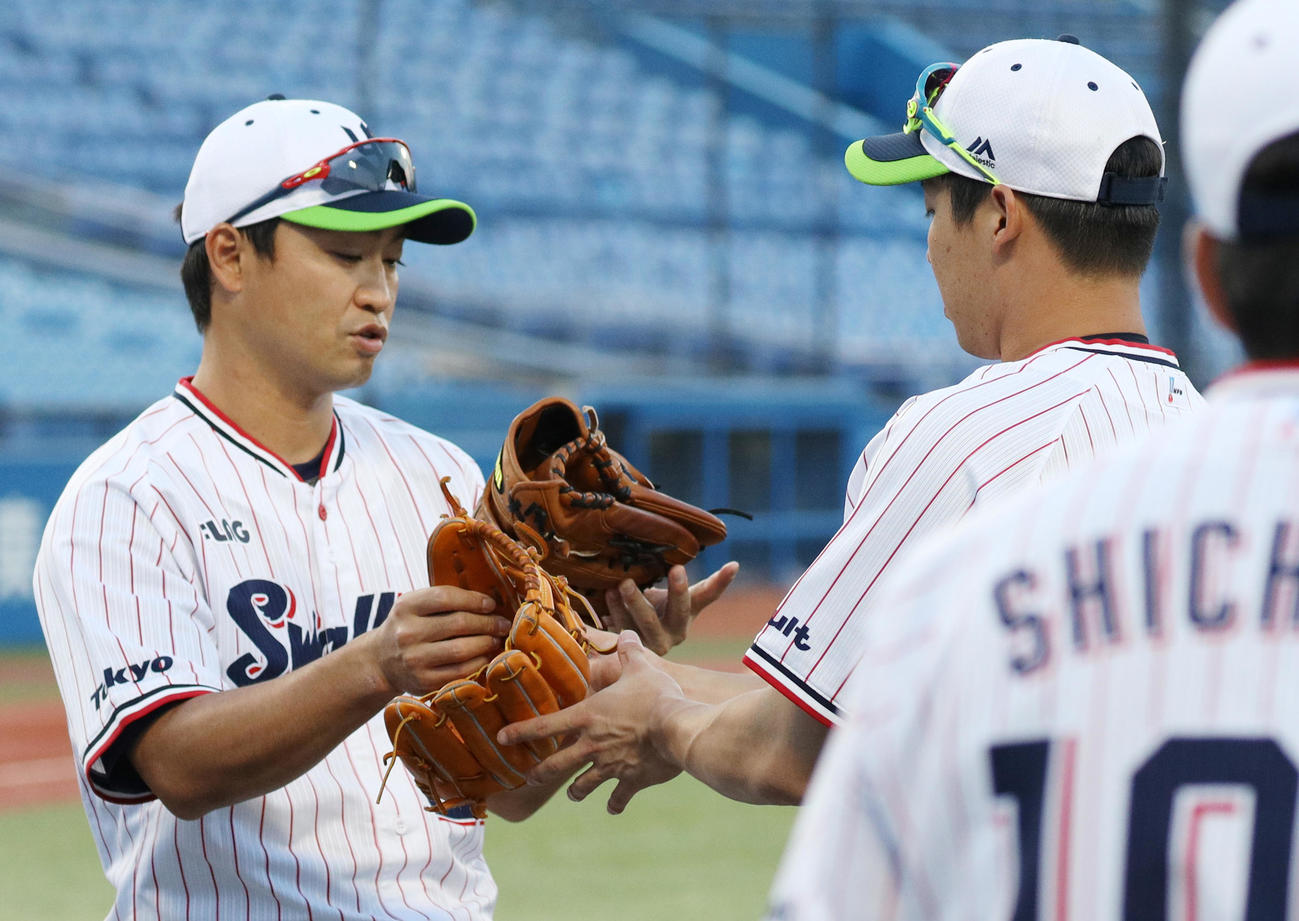 グラブを交換するヤクルト青木（左）と山田哲（撮影・中島郁夫）