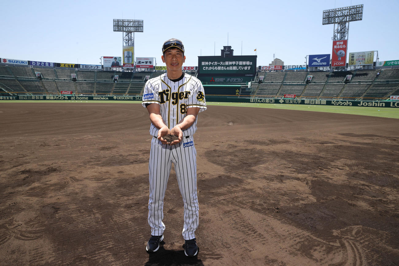 甲子園の土を集めた矢野監督（球団提供）