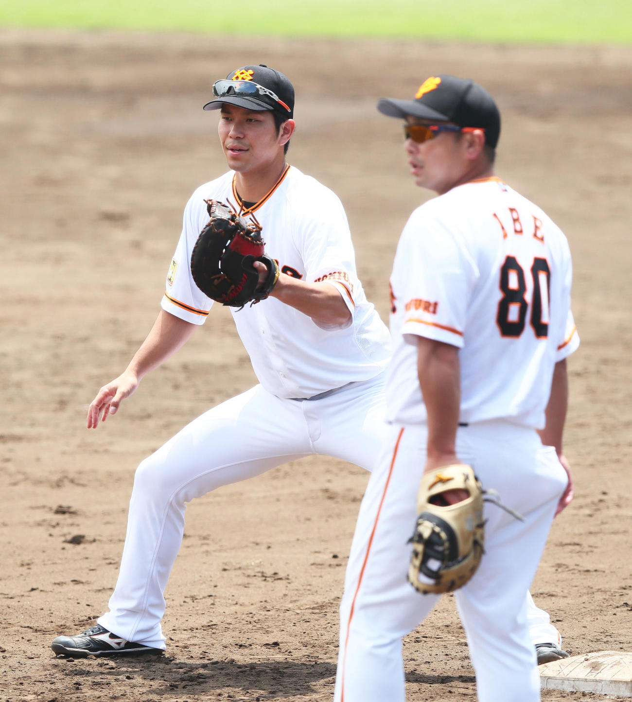 試合前、阿部2軍監督（右）が見つめる中、守備練習する巨人大城（撮影・足立雅史）