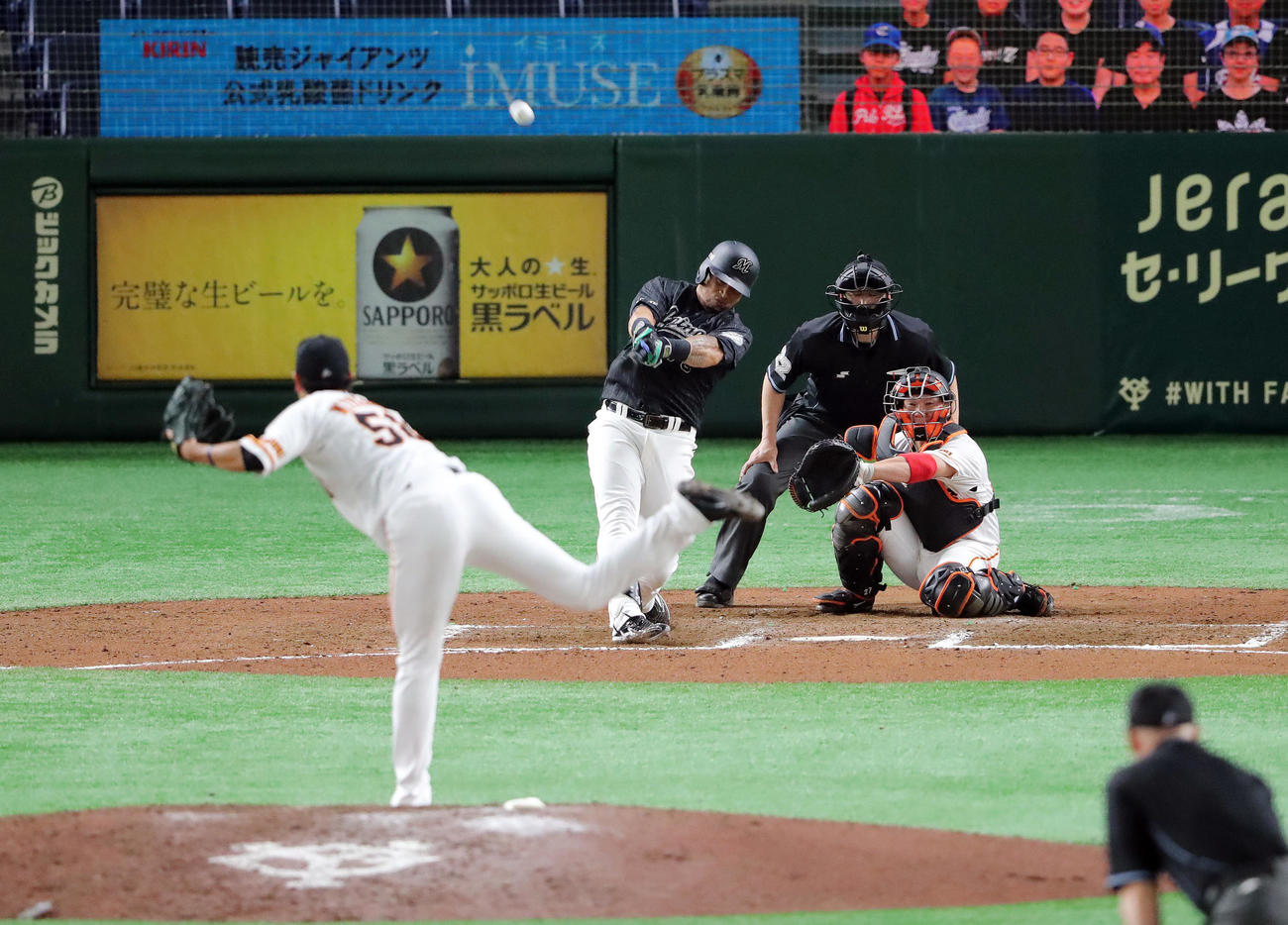巨人対ロッテ　7回表ロッテ1死一塁、逆転の右越え2点本塁打を放つマーティン。投手宮国（撮影・垰建太）