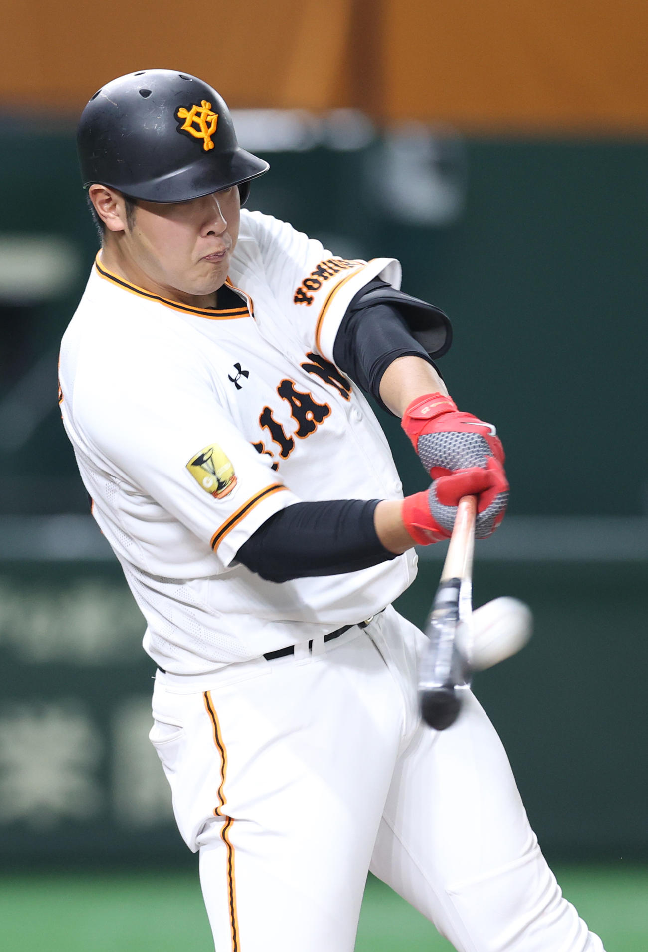 巨人対ロッテ　6回裏巨人2死、先制の右越え本塁打を放つ岡本（撮影・河野匠）