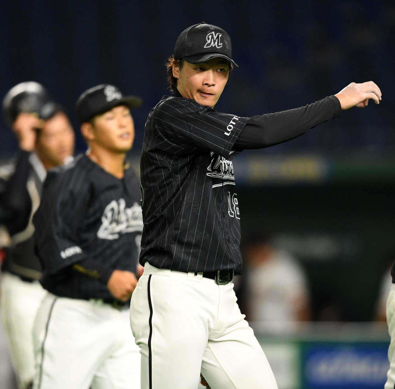 巨人対ロッテ　4回裏を無失点に抑えベンチへ引きあげるロッテ二木（撮影・横山健太）