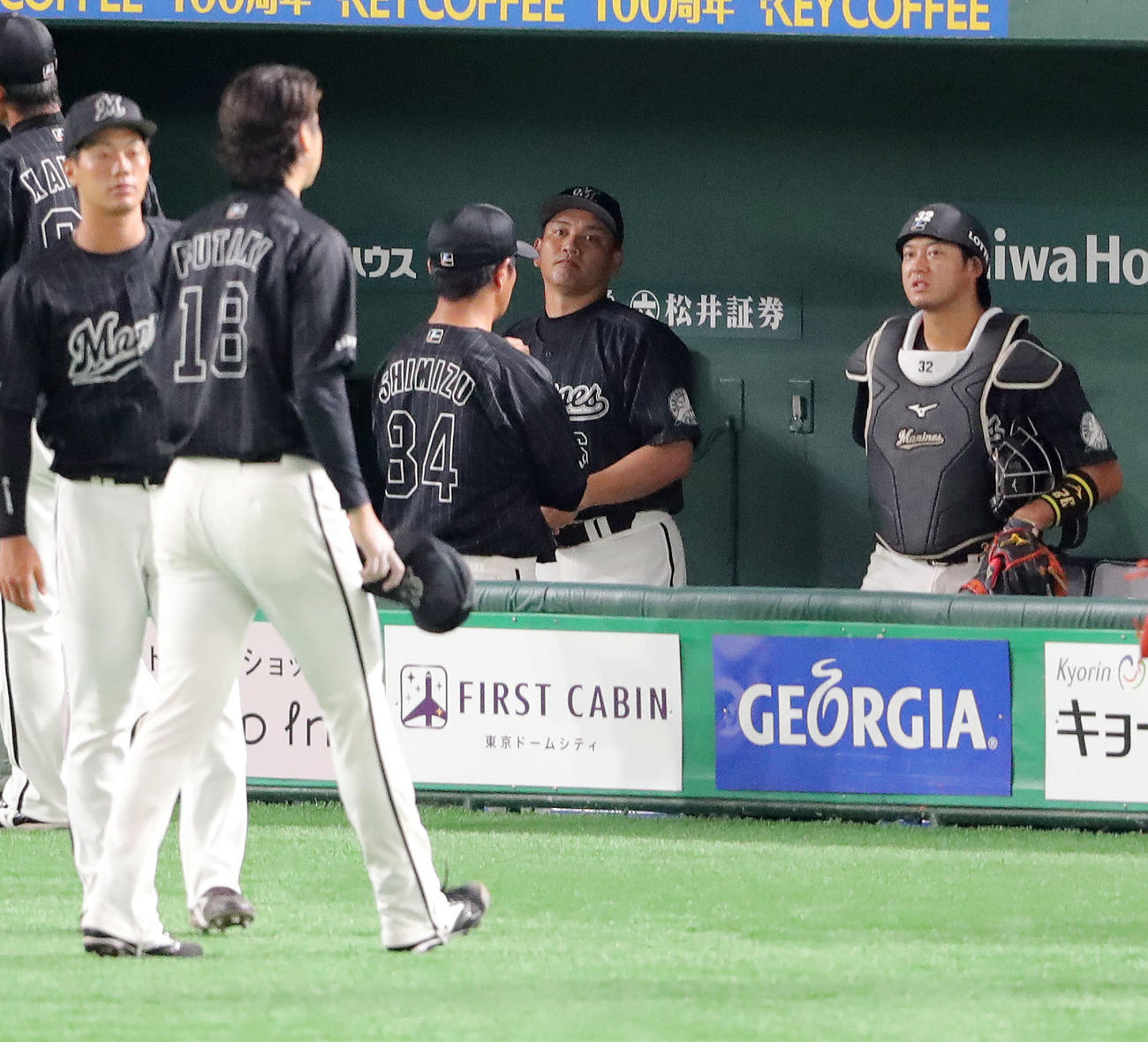 巨人対ロッテ　5回裏巨人の攻撃を無失点に抑え引き揚げる二木（18番）に視線を送る井口監督（右から2人目）と佐藤（右）（撮影・垰建太）
