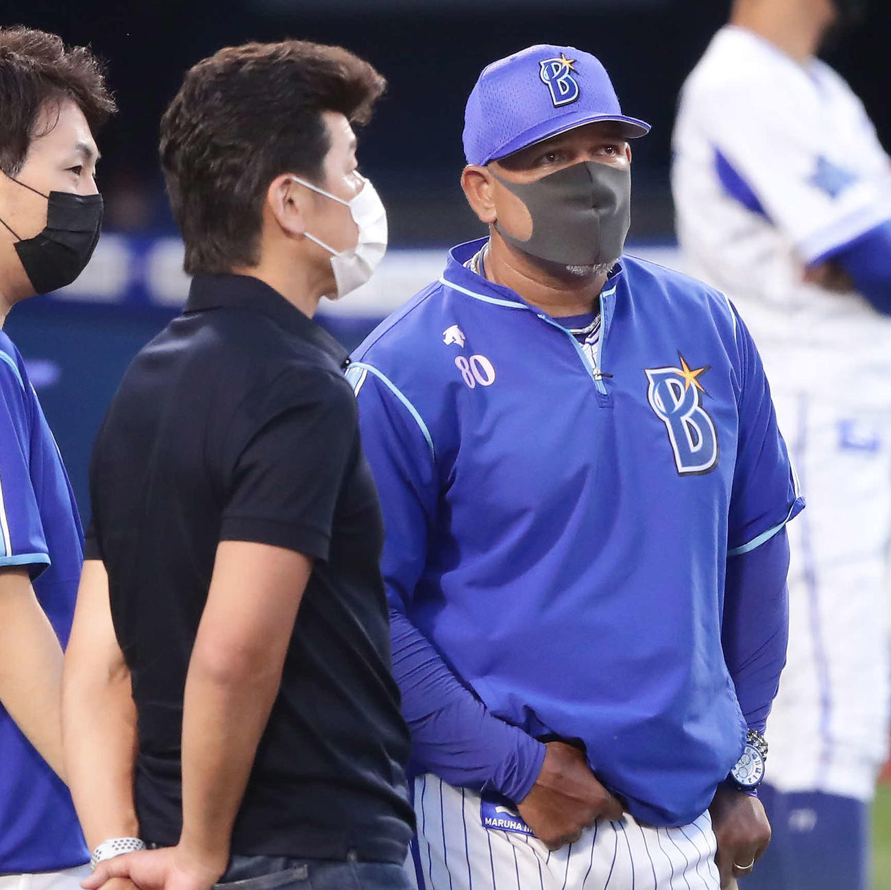 三浦氏と話すDeNAのラミレス監督（右）（撮影・丹羽敏通）