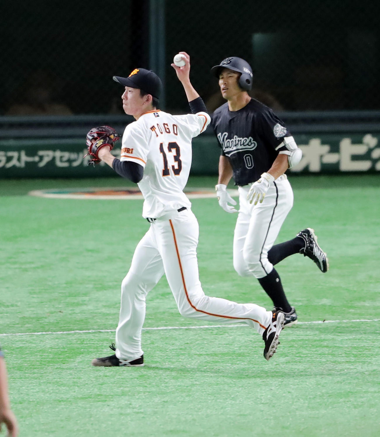 巨人対ロッテ　4回表ロッテ無死一塁、犠打を試みた荻野（右）の打球に素早く反応しそのまま一塁を飛び出した角中を刺す戸郷（撮影・垰建太）