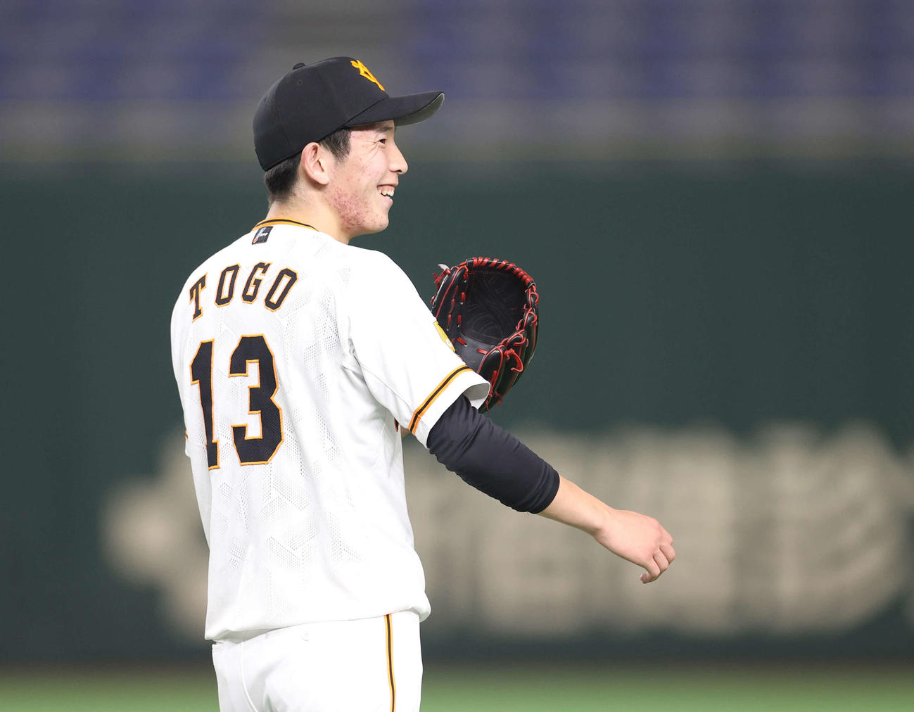 巨人対ロッテ　4回表ロッテ無死一塁、荻野のバントが投飛で一塁走者の角中が帰塁できず笑顔を見せる戸郷（撮影・河野匠）