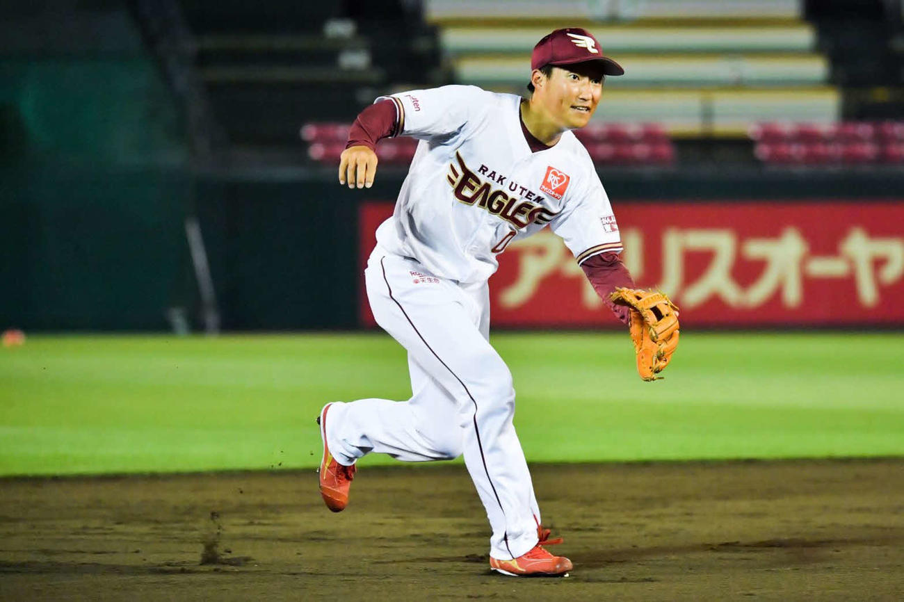 楽天生命パークでのナイター練習に参加する楽天小深田（球団提供）