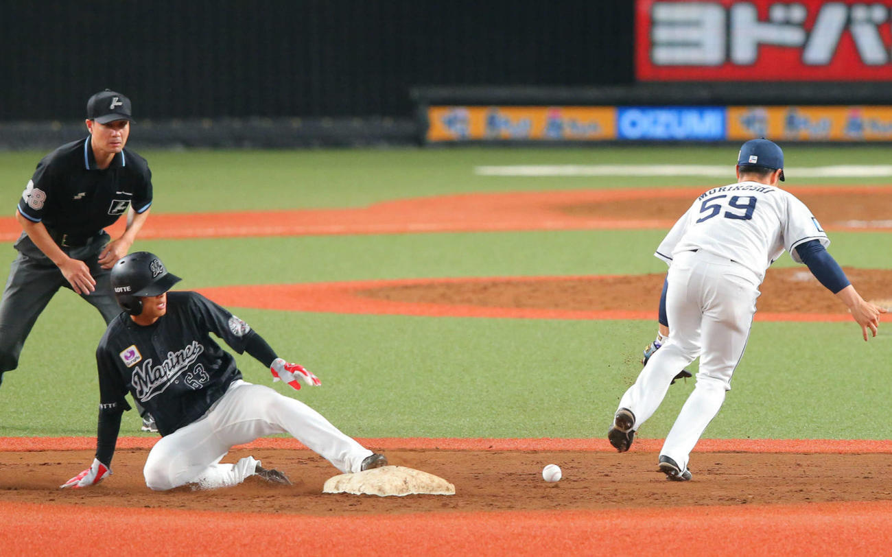 盗塁に成功するロッテ和田（20年6月12日撮影）　　