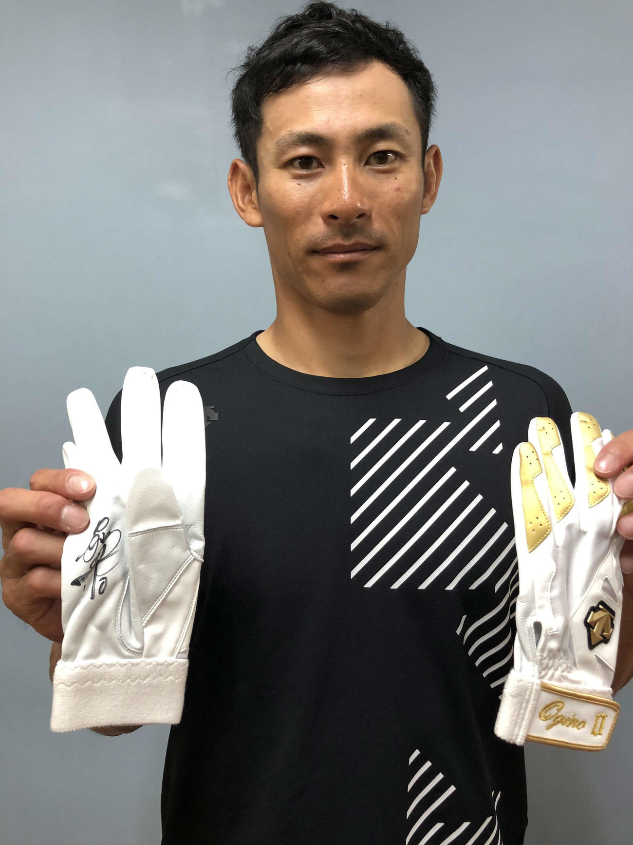 ＜Ａ＞ロッテ荻野貴司外野手バッティンググローブ（提供写真）