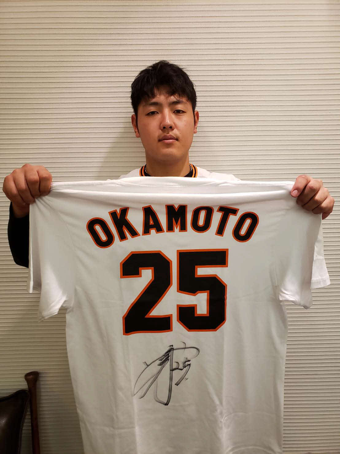 ＜Ｃ＞巨人岡本和真内野手サイン入りＴシャツ（提供写真）