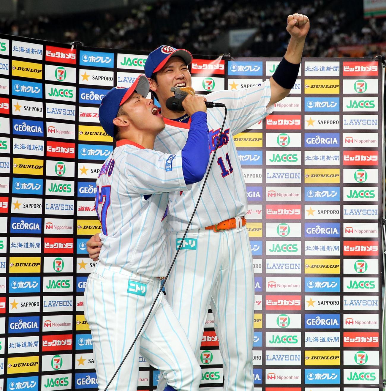 15年8月8日　お立ち台で「ファイターズ最高！」と叫ぶ日本ハム矢野（左）と大谷