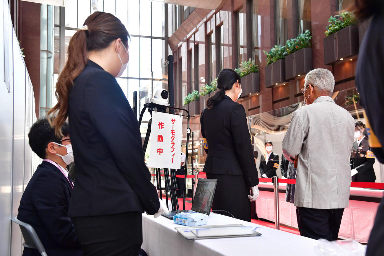 阪急阪神ホールディングスの定時株主総会の会場へ向かう途中で、サーモグラフィーによる検温が行われた（撮影・岩下翔太）