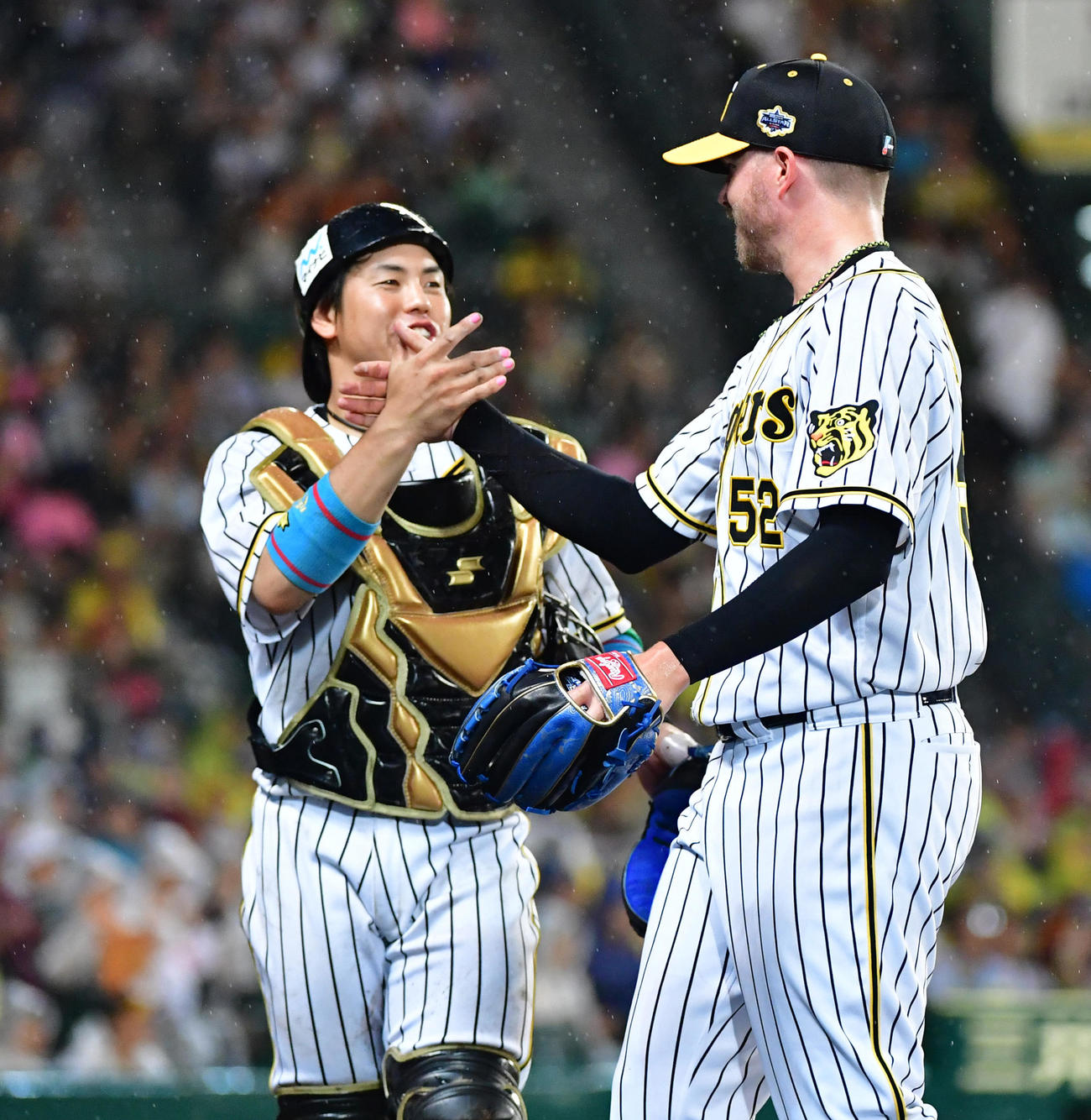 阪神時代のピアース・ジョンソンと梅野（2019年7月13日撮影）