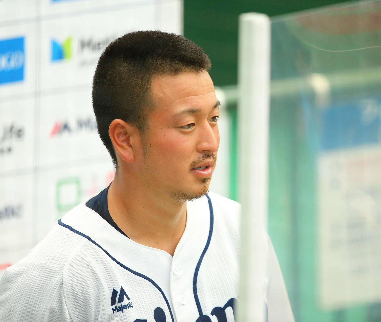 練習を終えインタビューに答える西武宮川（撮影・河田真司）